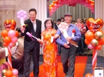 員林市公所繼續表揚金婚、鑽石婚、白金婚夫妻，代市長賴致富陪同走紅地毯。（照片公所提供）