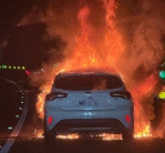 國10里港交流道火燒車駕駛及時逃生未造成人員傷亡