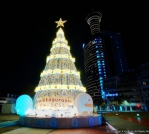 台中最萌打卡新地標誕生 18公尺高「耶誕珍甜」耶誕樹璀璨耀眼