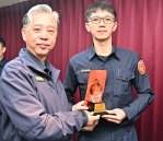 靳承穎成功搶救女子    吳敬田表揚當場讚譽