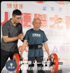 眼睛開刀依舊勇  九旬阿公舉重稱霸