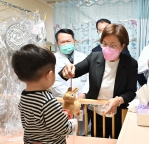 王縣長到醫院探視住院小朋友（1）。（照片縣府提供）