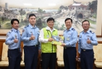 空軍第一聯隊拜會澎縣府　強化敦親睦鄰、深化軍民合作  林皆興表示，澎湖位處臺灣海峽樞紐，戰略地位重要，具有我國海、空防線極其重要的戰略位置，空軍官兵平日堅守崗位，戮力戰備演訓、救災等任務，並秉持「軍民一家」精神，積極參與地方服務與公益活動，促進軍民和諧與團結，在此他致上最誠摯謝意。