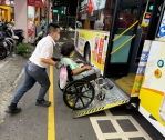 從輪椅乘客到高中生感謝信！中市交通局點亮候車燈 公車駕駛暖心接送