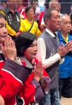 雲林北港迎媽祖 炸轎、犁炮、真人藝閣熱鬧滾滾 朝天宮媽祖允筊參加5/9萬人孝親洗腳活動祈福 縣長張麗善跪謝感恩落淚！