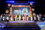 2026澎湖國際海上花火節盛大開幕 世界級煙火點亮夏夜  晚間受風速影響，考量飛行安全及整體演出品質，決定取消無人機演出；但壓軸登場的12分鐘高空煙火秀如期施放，依然帶來震撼視覺饗宴。此次特別邀請日本知名煙火團隊 HIBIKIYA OMAGARI HANABI Inc. 操刀設計，伴隨園區內外及海上船舶近1萬3,000人齊聲倒數，絢爛煙火點亮夜空，也象徵「澎湖夏日花火大會」正式揭開序幕。