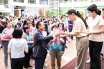嘉義縣政府洋溢母親節溫情 縣長翁章梁親送康乃馨感謝同仁辛勞！