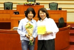 母親節前夕 嘉義市長黃敏惠溫馨贈花賀節 致力完善婦幼政策成家庭神隊友！