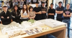 入圍「金點新秀設計獎」的大葉空設系作品指導老師（右1至3）和同學（左1至6）。（照片大葉提供）