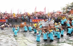 嘉義縣布袋新塭「衝水路、迎客王」熱鬧登場！ 吸引各地信眾共襄盛舉〜