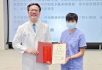 彰基總院長陳穆寬（左）頒10萬元獎金給英勇機警的謝姓放射師（右）。（照片彰基提供）