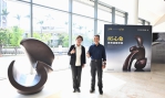 「85心象，黃輝雄雕塑展」，王縣長讚許「執台灣現代雕塑之牛耳」。（照片縣府提供）
