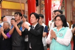 總統賴清德抵嘉義參加賴永川告別式 五顯帝廟參香祈福 力挺鼓勵參選嘉義市長的立委王美惠 持續為嘉義打拚！