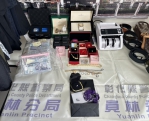 彰化檢警聯手偵破「網路假結婚真詐騙」案，查扣金飾和現金。（照片檢方提供）