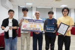 大葉資工系主任蔡渙良（中）師生研發的作品「AI電力監測助手」，勇奪全國競賽「金獎」。（照片大葉提供） 　