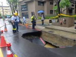 高市鳳山路面出現大坑洞水利局灌漿回填