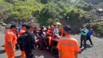 揹負下山｜美籍57歲女遊客阿塱壹古道疑熱衰竭無法下山，海巡消防接力救援脫困！
