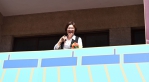 「繡球傳情，五月安康」鹿港古鎮登場，王縣長示範。（照片縣府提供）