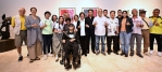 台灣金屬雕塑大師林良材(坐輪椅)個展,王縣長(中)、立委陳素月(左3)和前台中縣長廖永來(右8)等人參加開幕式。(照片縣府提供)