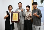 員林﹁光興閣掌中劇團﹂林宏憲團長(左2)入選第三十七屆﹁傳藝金曲獎﹂。(照片縣府提供)