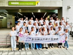8月參加「世界合唱大賽」的大村國小合唱團31名團員,出現在中捷市政府站。(照片大村國小提供)