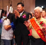 員林市表揚46名模範父親,由代市長賴致富陪同入場。(照片公所提供)