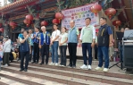 廣天宮恩主公會攜手中區扶輪社舉辦親子寫生比賽,會長(左)感謝來賓與會。(照片扶輪社提供)
