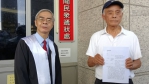涉詐領助理費,前議員江熊一楓遭民進黨部停權,夫婿江昭儀(右)由律師(左)陪同提告。(照片記者攝)