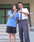 大學分科測驗,員中18人錄取頂尖大學,考上政大會計系的朱同學(左)感謝楊校長(右)的勉勵。(照片員中提供)
