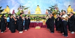 「中部全國供佛齋僧大會」彰化體育館登場,王縣長(前中)到場為台灣祈福。(照片縣府提供)
