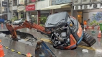 高雄前鎮路面崩塌出現大坑洞警方封路人車繞道搶修