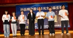矽品經理郭珀華(左4)頒獎學金給彰化市79名學子。(照片市公所提供)