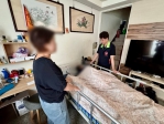 彰化犯保分會主委張晉維(右)探視車禍癱瘓的「俊弟(化名)」。(照片犯保提供)