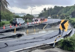 墾丁台26線石牛溪路段因雨坍成「斷崖」 單線通行搶修